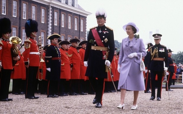 NELLA FOTO: Il generale Robert Ford con la regina Elisabetta, nel 1982